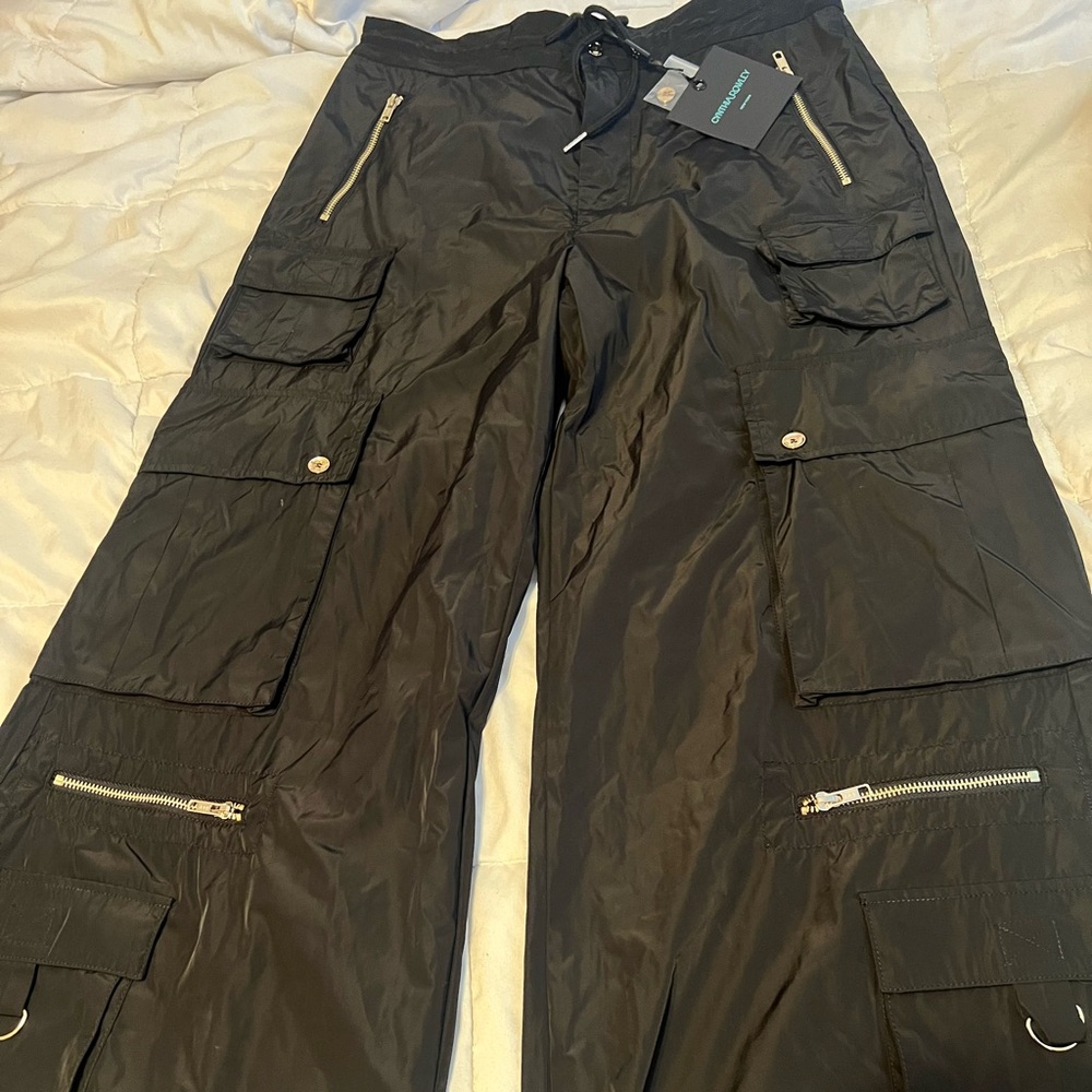 Cynthia Rowley pants

Bust: 35 inches
Waist: 28 inches ￼
Hips: 37 inches